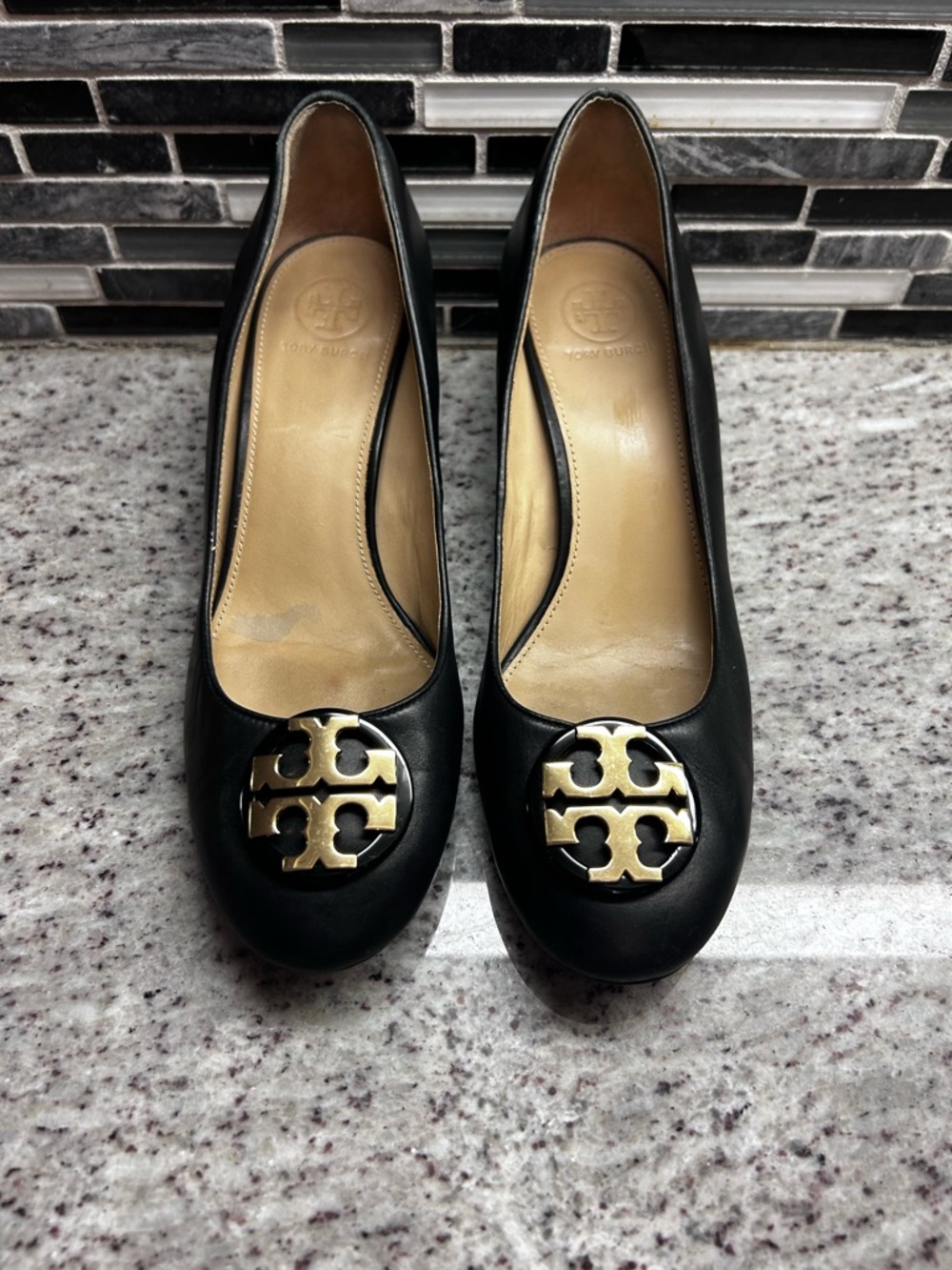 Tory Burch Black Leather Pumps with Gold Logos size 7.5 - Picture 2 of 9